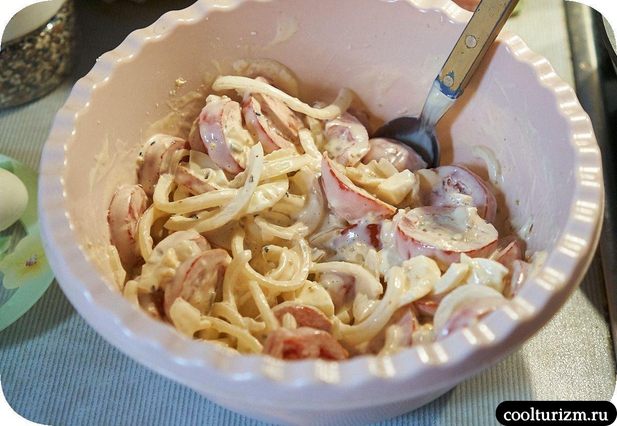 Помидорный салат с яйцами и луком