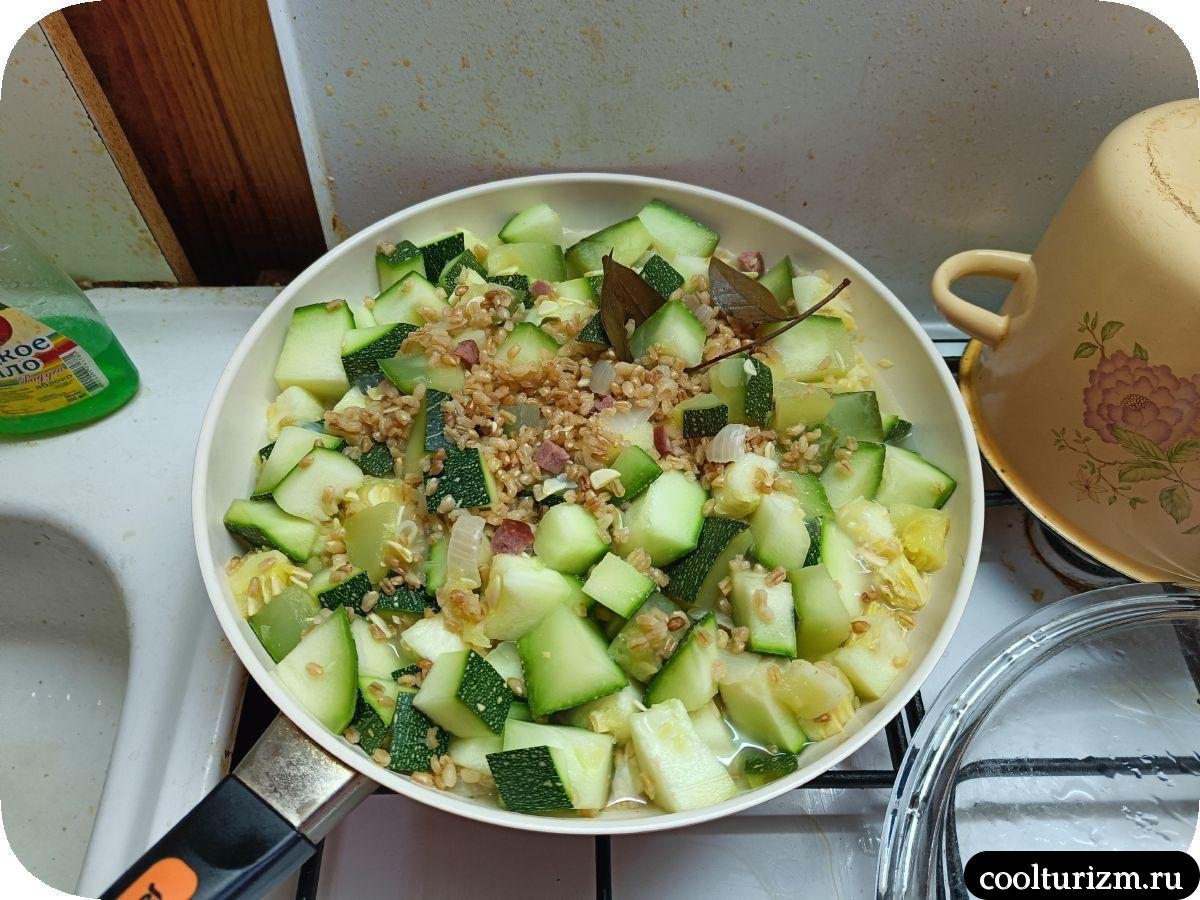 Полба с кабачками и сардельками как приготовить