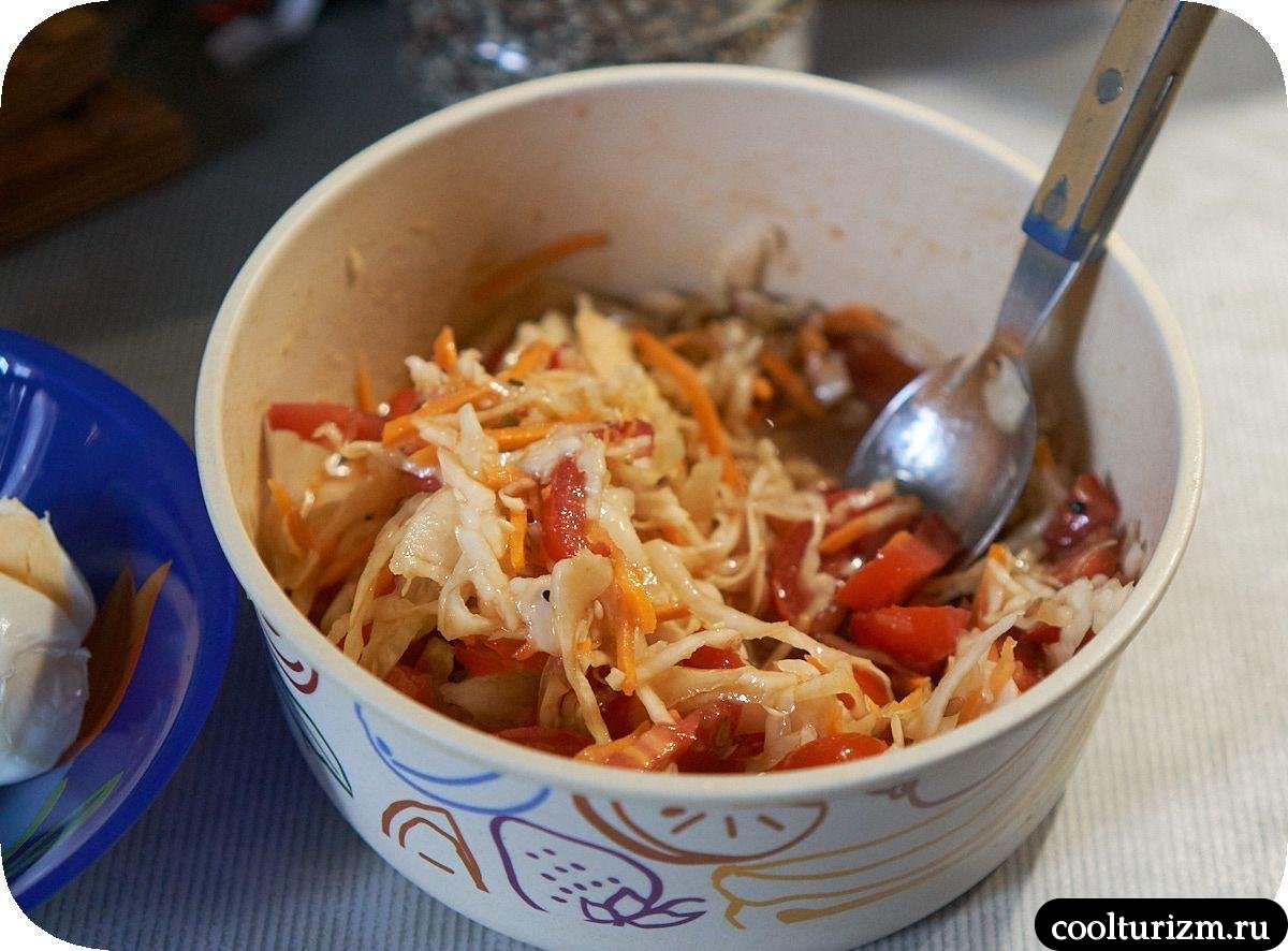Салат из квашеной капусты с помидорами как готовить