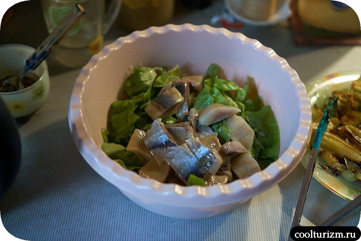 Вкусный салат с соленой селедкой