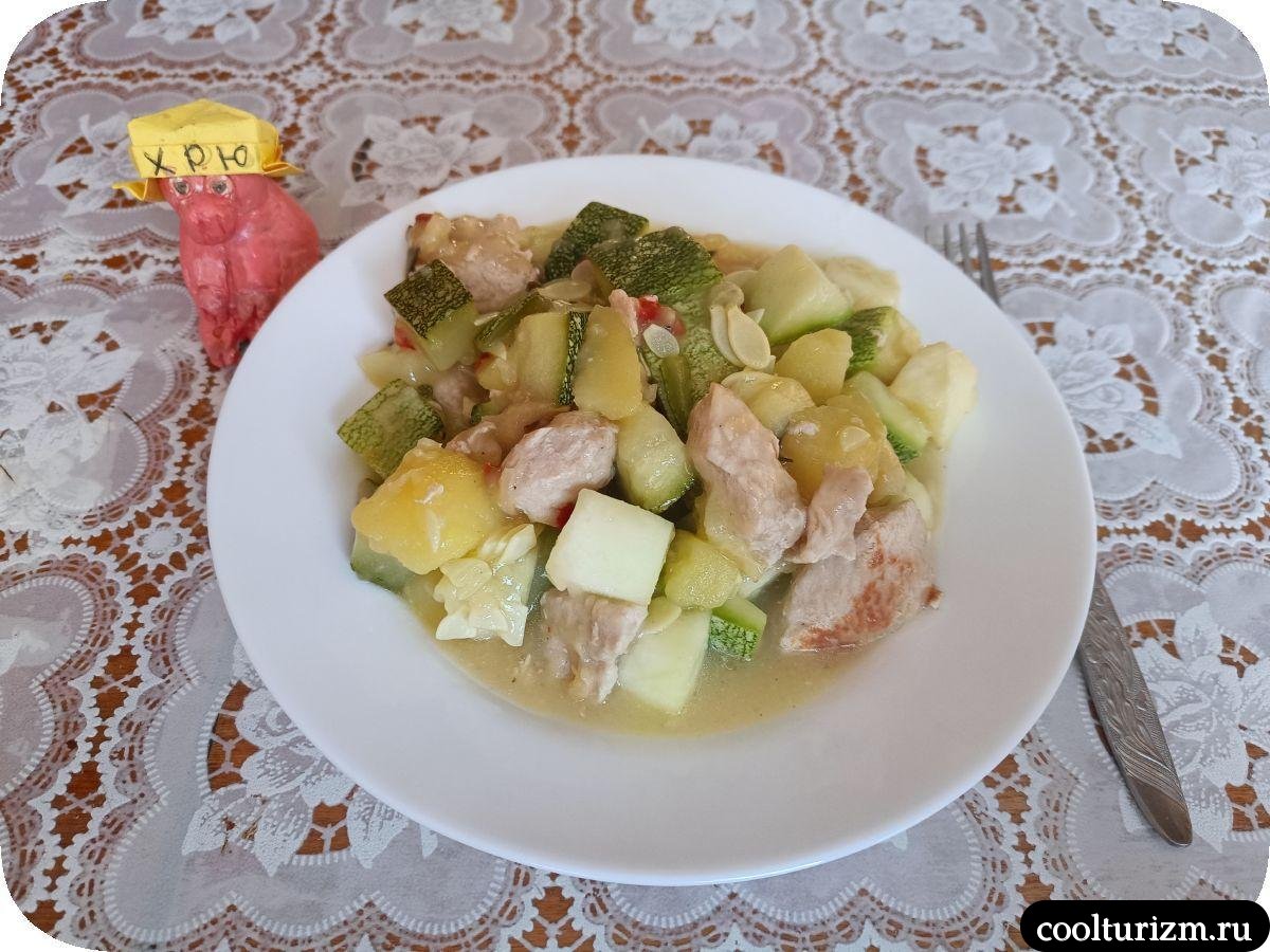 Тушеные кабачки с куриной грудкой и картофелем