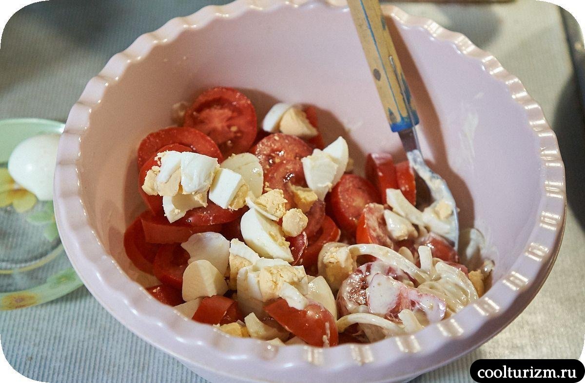 Помидорный салат с яйцами как готовить