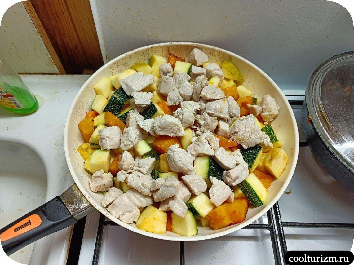 Филе индейки с овощами на сковороде пошагово