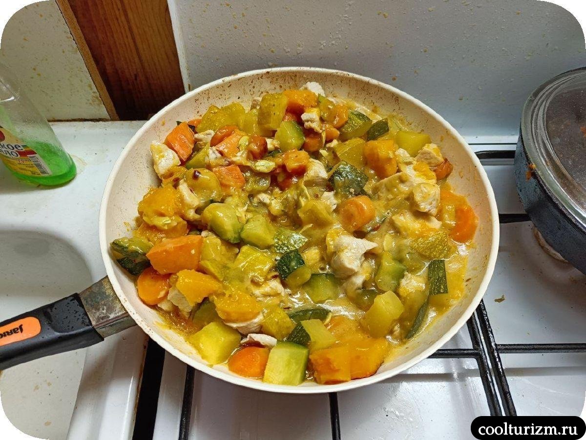 Филе индейки с овощами в белом соусе