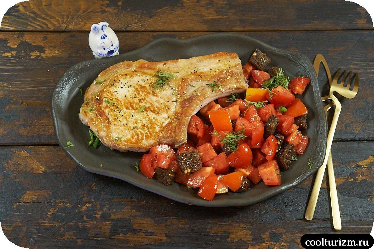 Помидорный салат с гренками вкусный рецепт