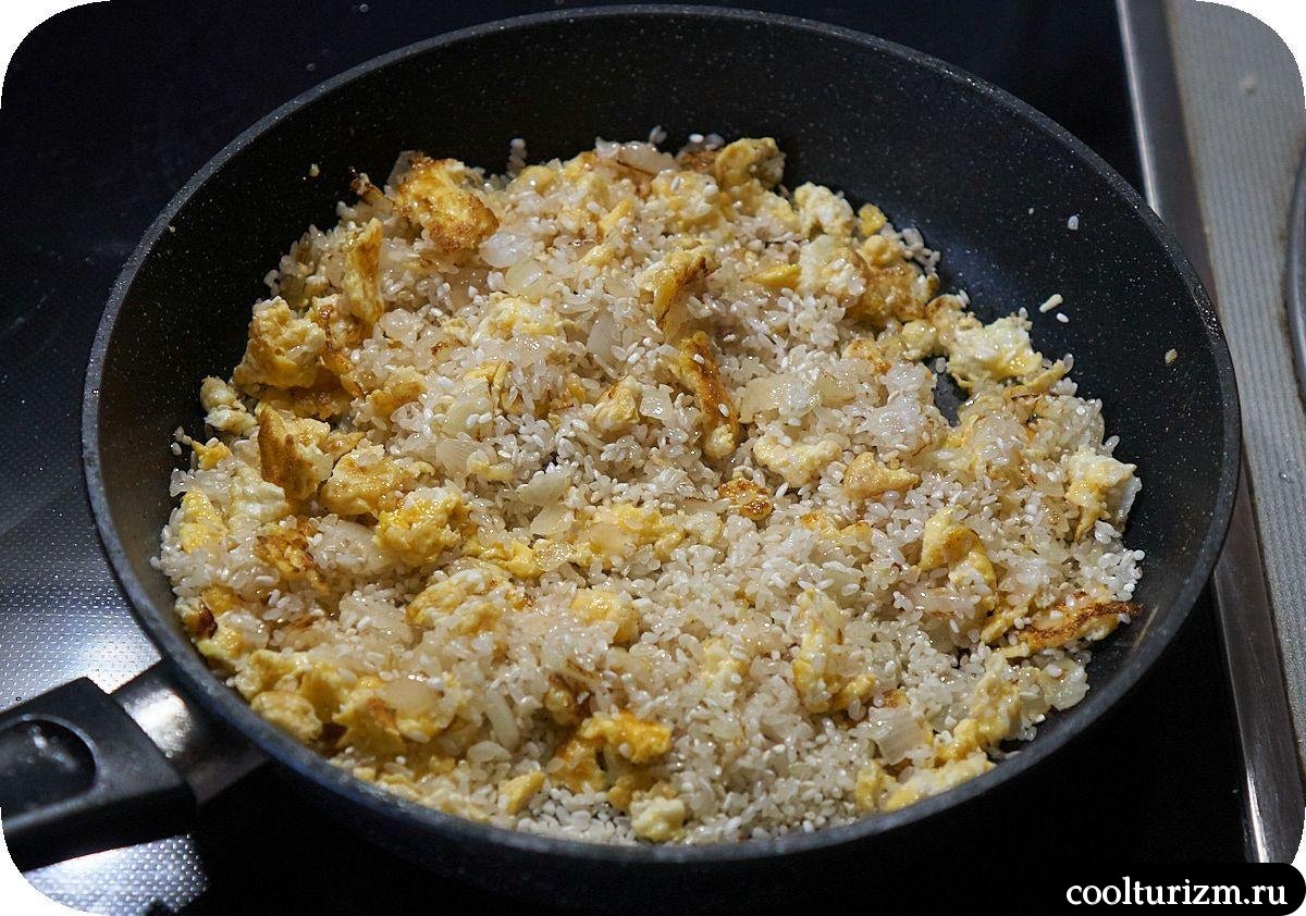 Жареный рис с яйцом и луком как готовить
