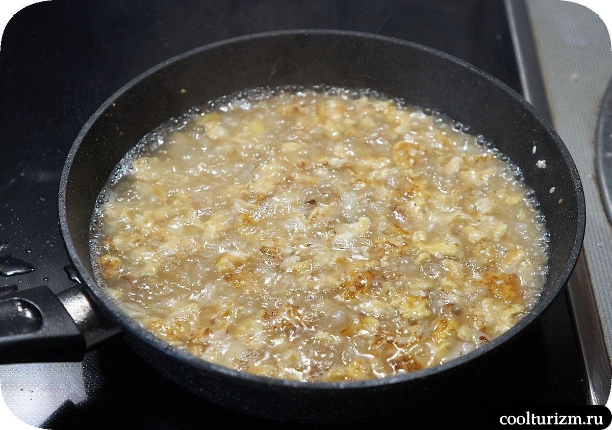 Жареный рис с яйцом и луком на сковороде