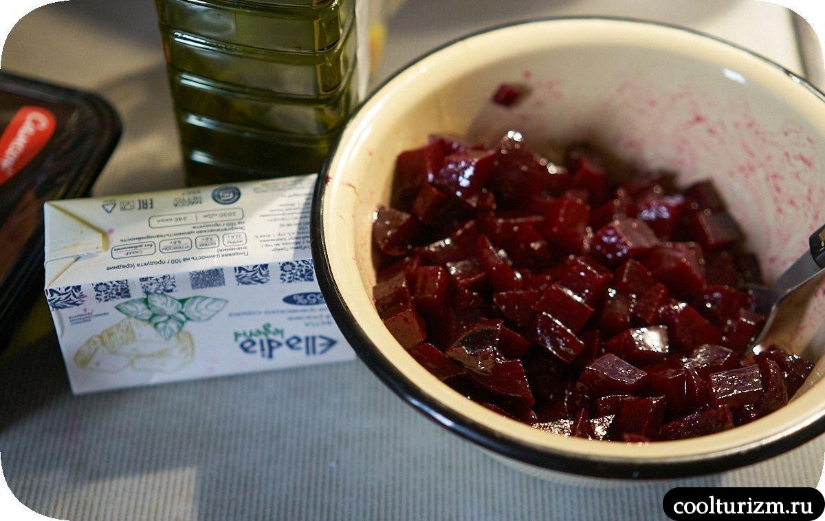Свекольный салат с помидорами и фетой как готовить