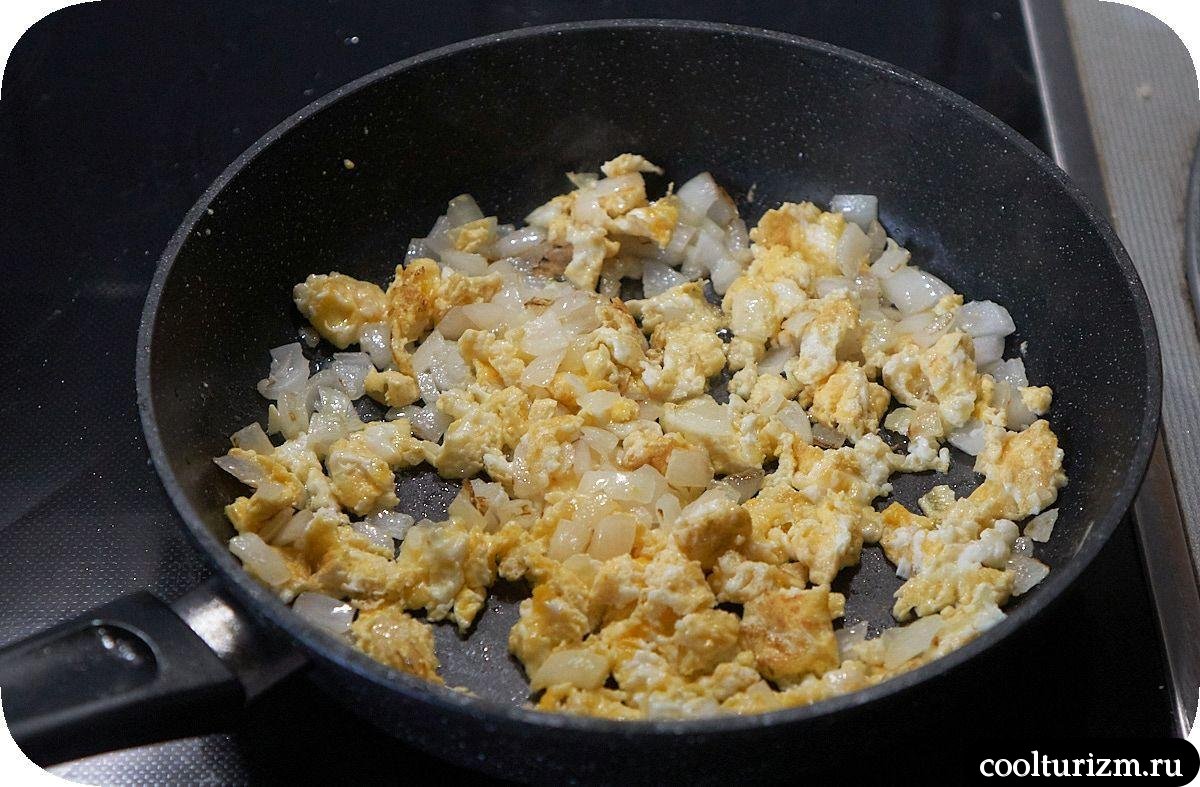 Жареный рис с яйцом и луком пп вариант