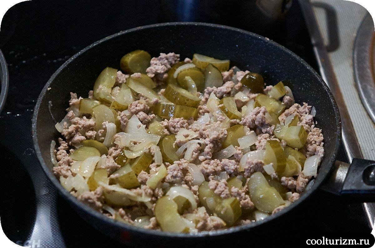 Картофель с фаршем и солёными огурцами в белом соусе на сковороде