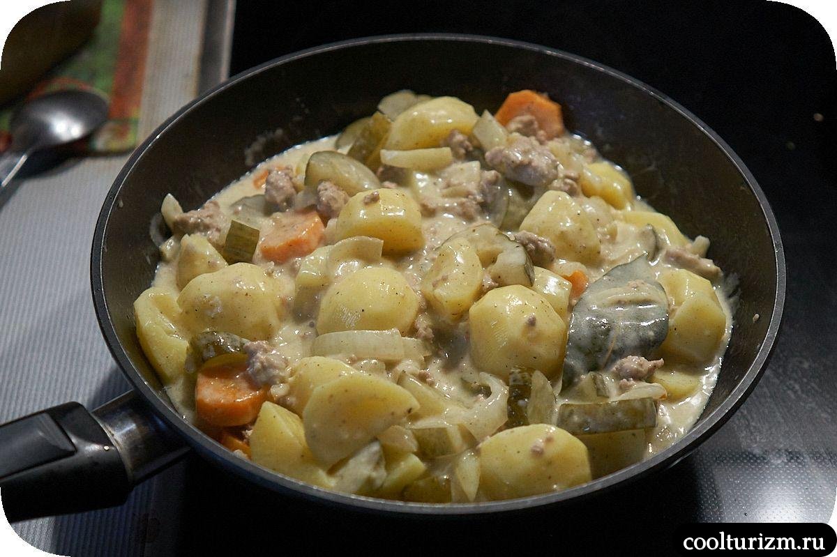 Картофель с фаршем и солёными огурцами