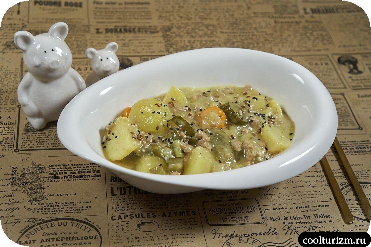 Картофель с фаршем и солёными огурцами в белом соусе