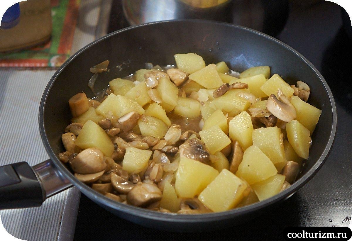 Картошка с шампиньонами и луком