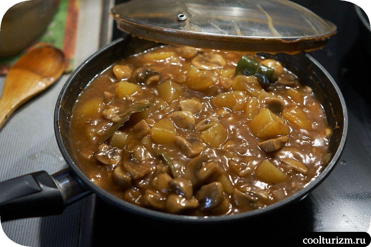 Картошка с шампиньонами и луком в томате на сковороде