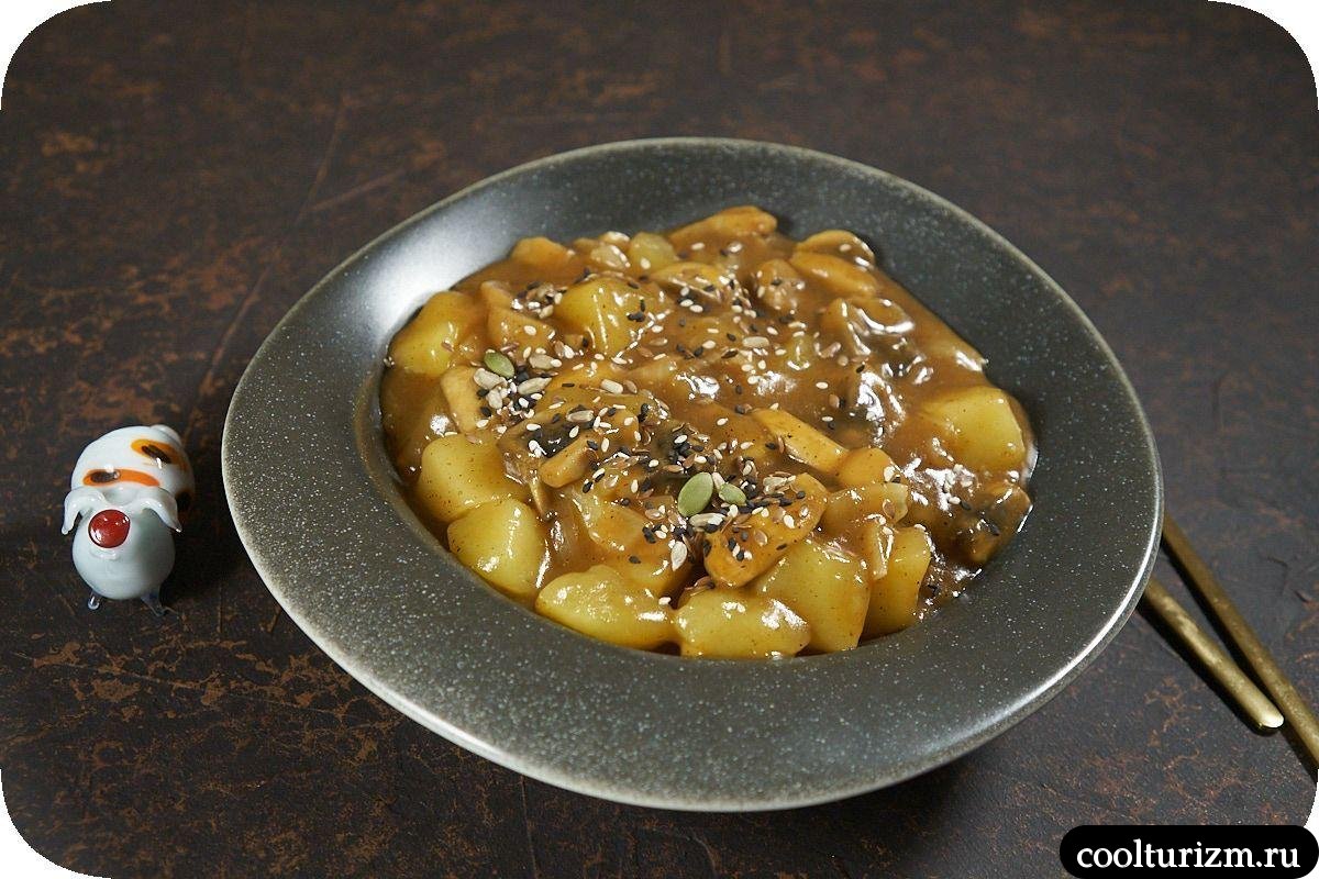 Картошка с шампиньонами и луком в томате