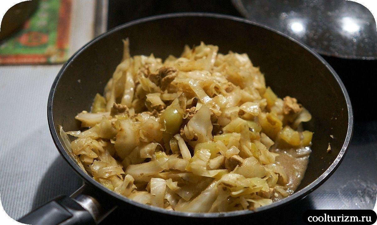 Филе индейки с капустой и сладким перцем на сковороде