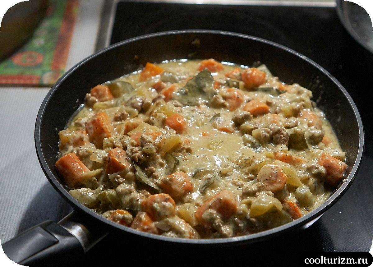 Фарш с морковью и солёными огурцами на сковороде