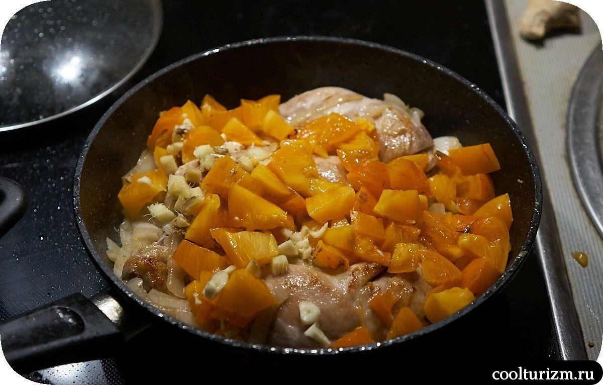 Курица с хурмой и зеленой гречкой на сковороде