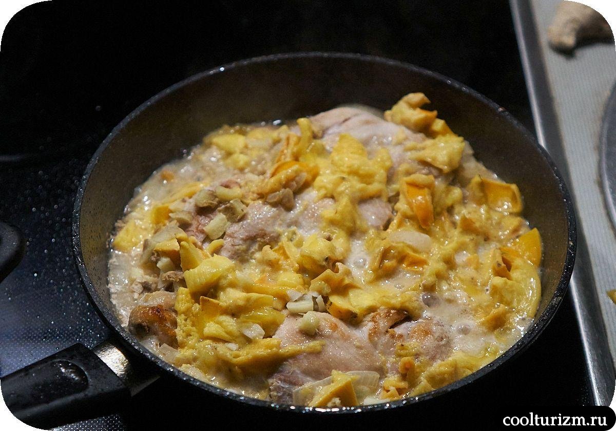 Курица с хурмой и чесноком