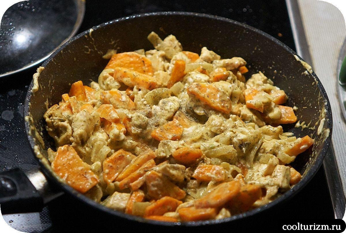 Мясо с морковью в соусе из плавленого сыра на сковороде