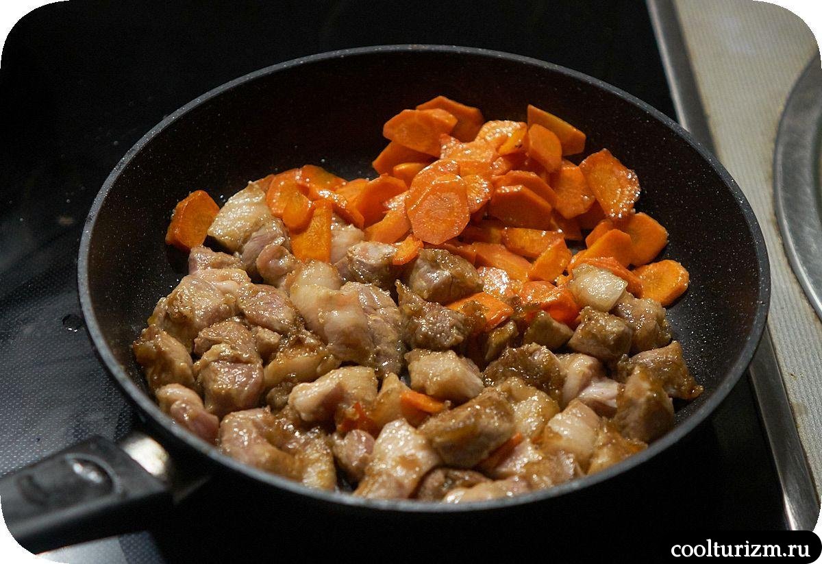 жарка мяса с морковью