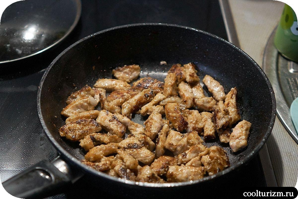 Токпокки с мясом и луком в кокосовом молоке в воке
