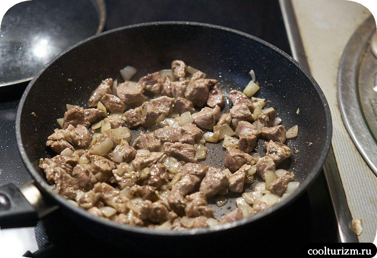 обжарка лука с мясом