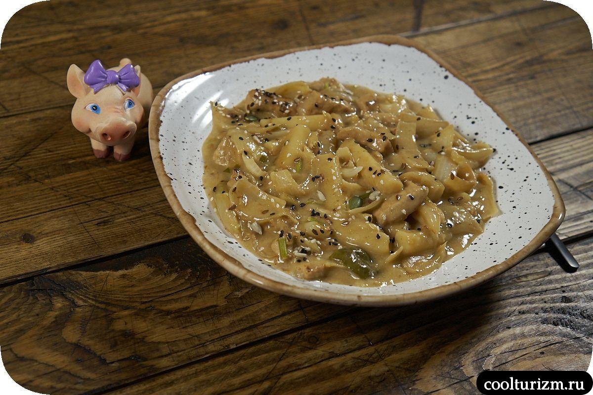 Токпокки с мясом и луком в кокосовом молоке