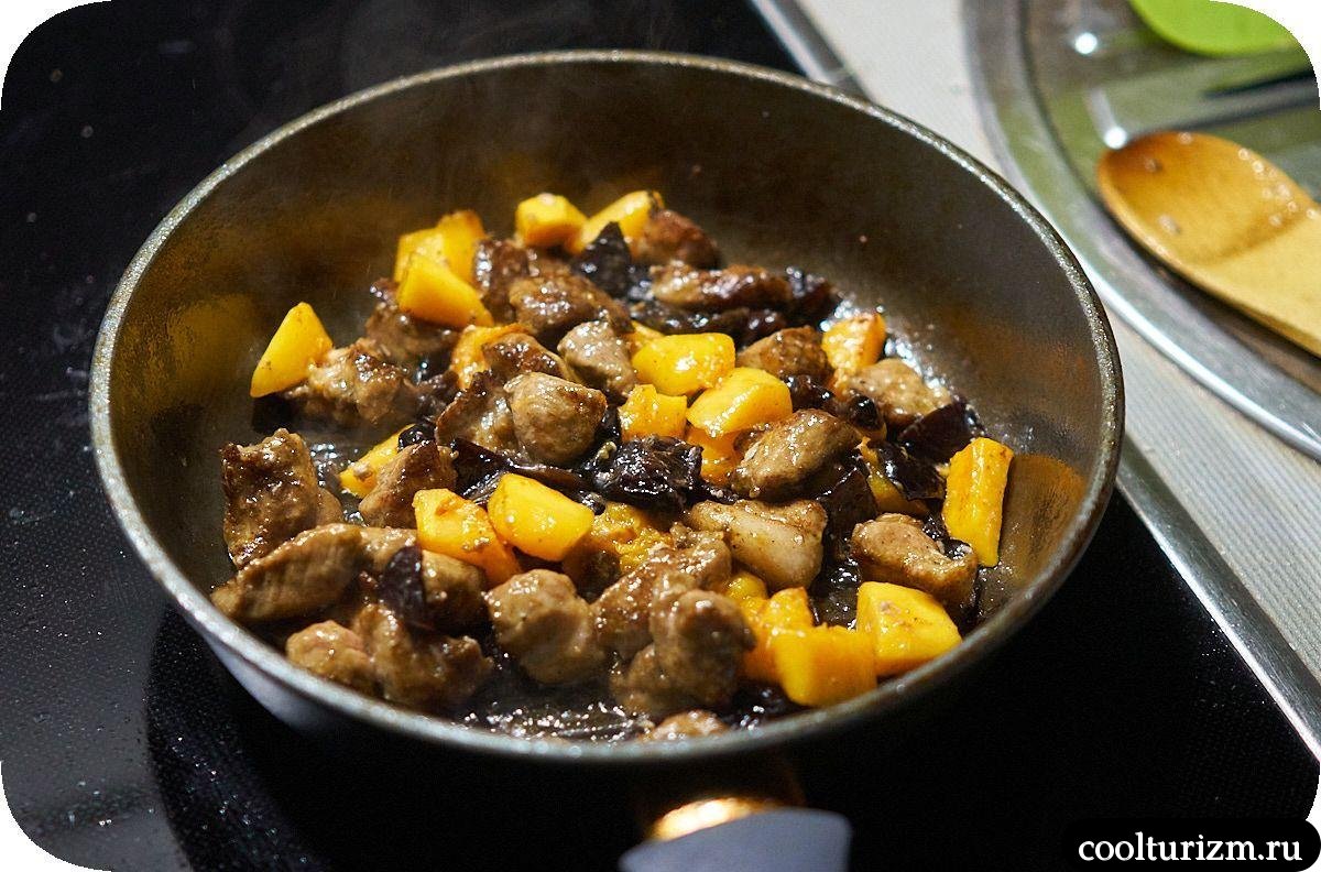 Мясо с тыквой и черносливом