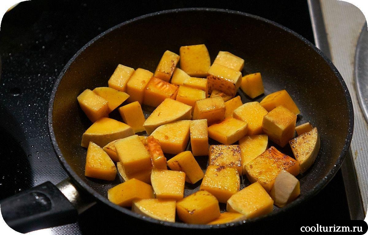 Куриные бёдра с картофелем и тыквой на сковороде