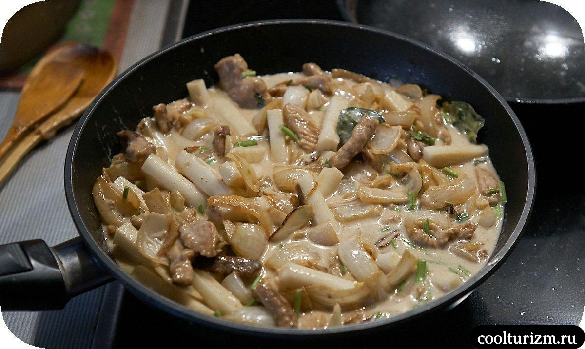 Токпокки с мясом и луком в кокосовом молоке как приготовить вкусно