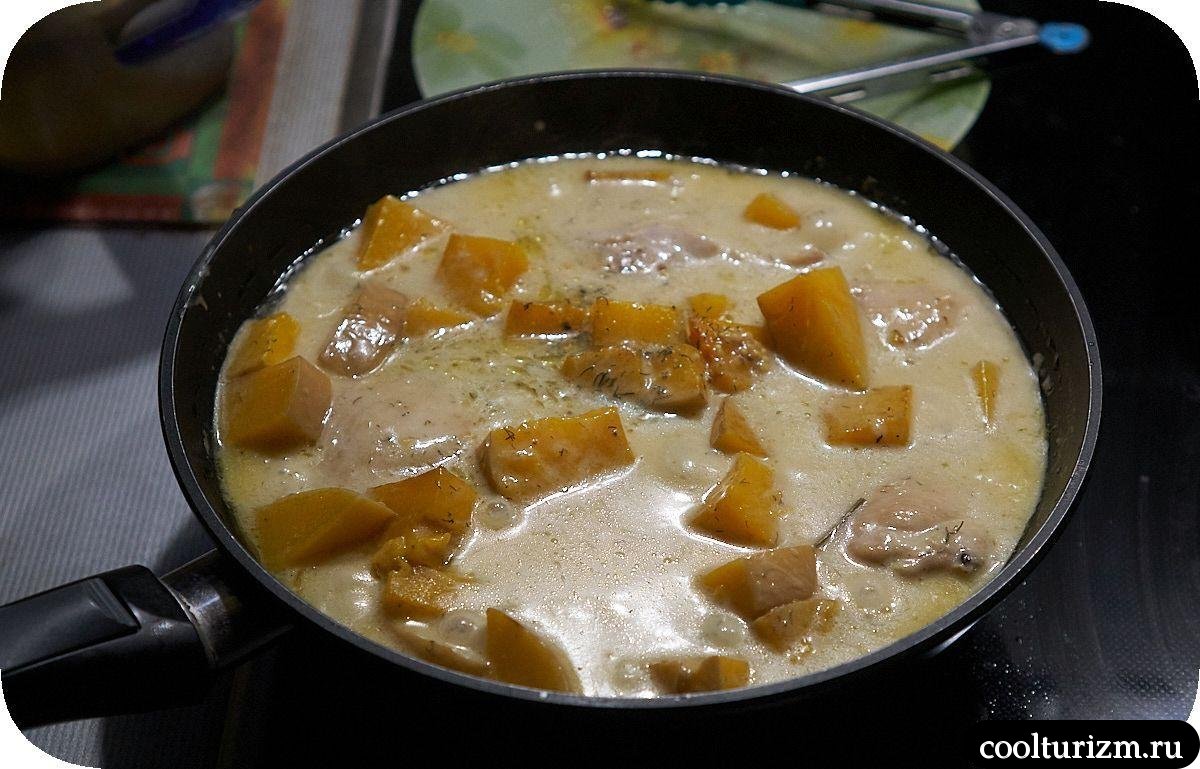 Куриные бёдра с картофелем и тыквой в сливках