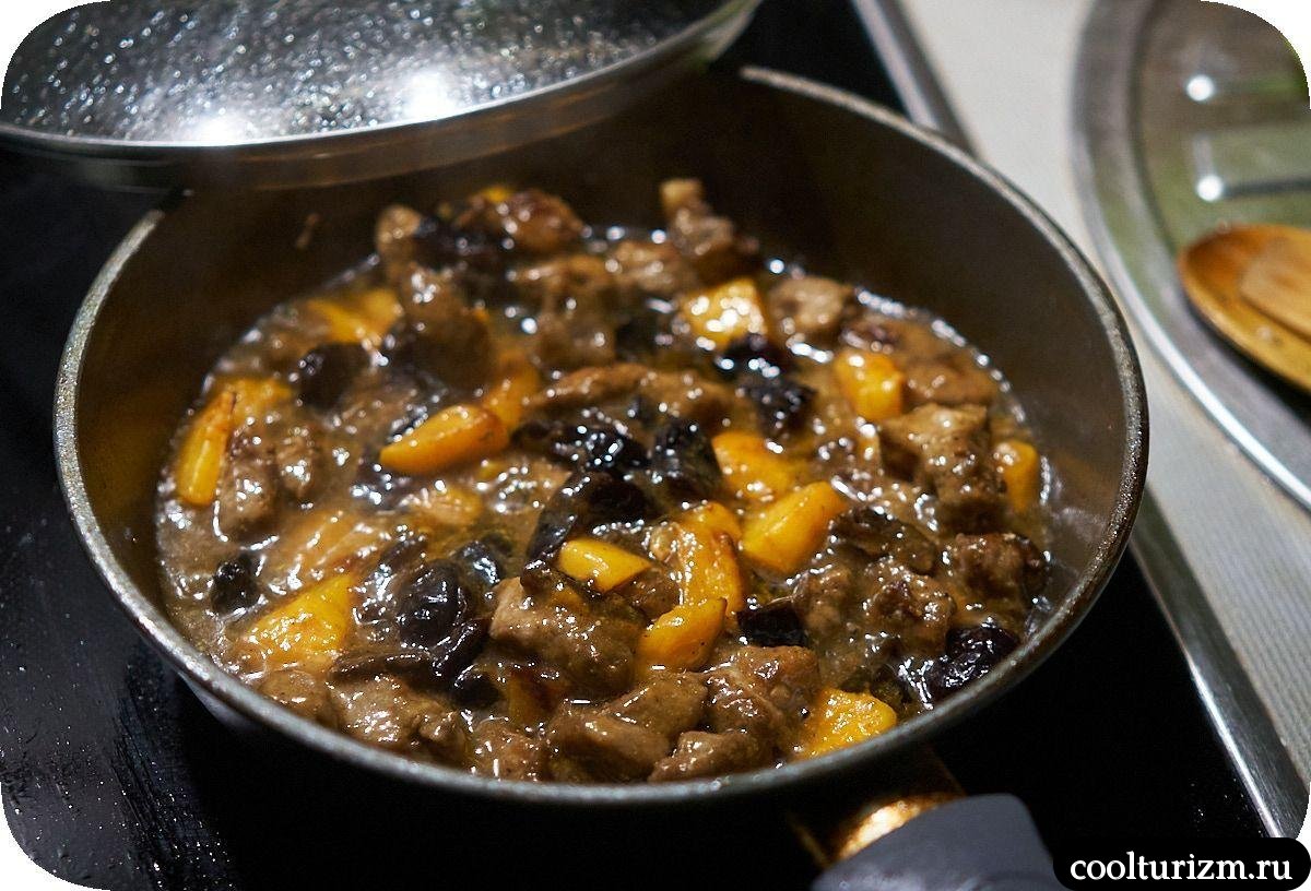 Мясо с тыквой и черносливом на сковороде