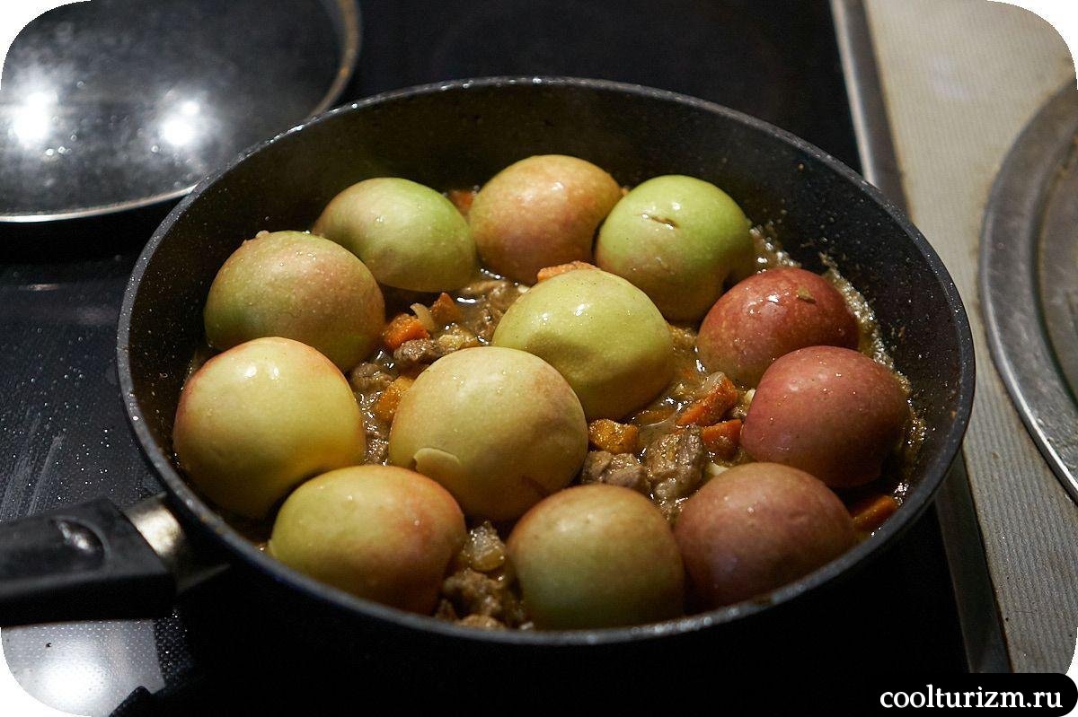 Мясо с кускусом и яблоками на сковороде