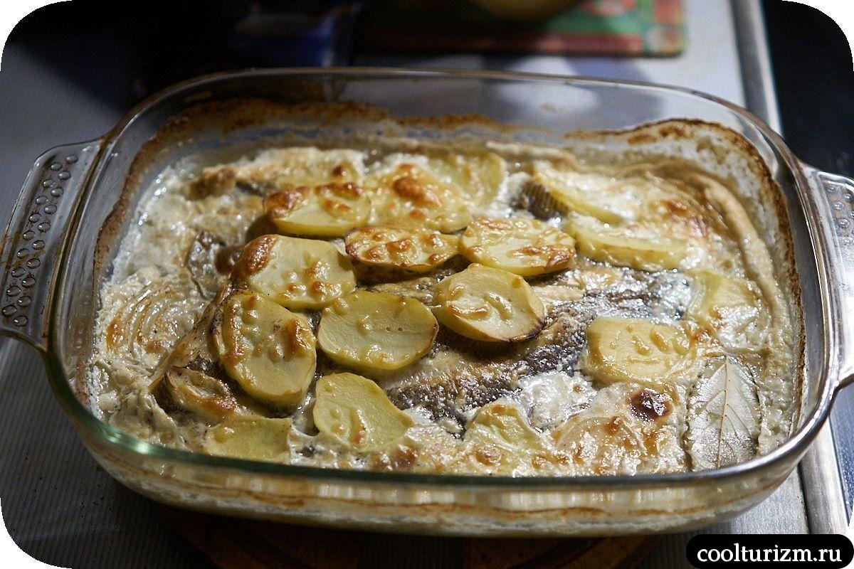 Морской ерш с картофелем в сливках с сыром
