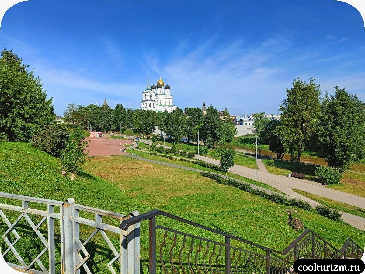 Парк реки Псковы и смотровая площадка с лестницей вниз