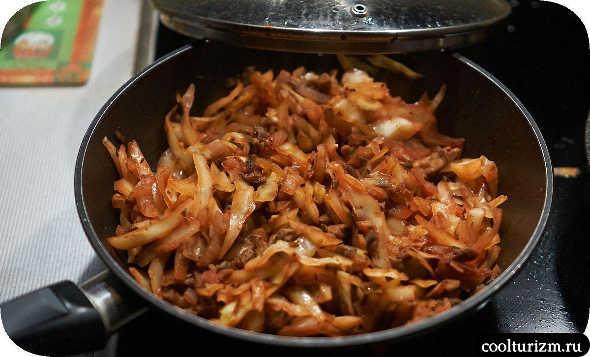 Тушёная капуста с вешенками на сковороде