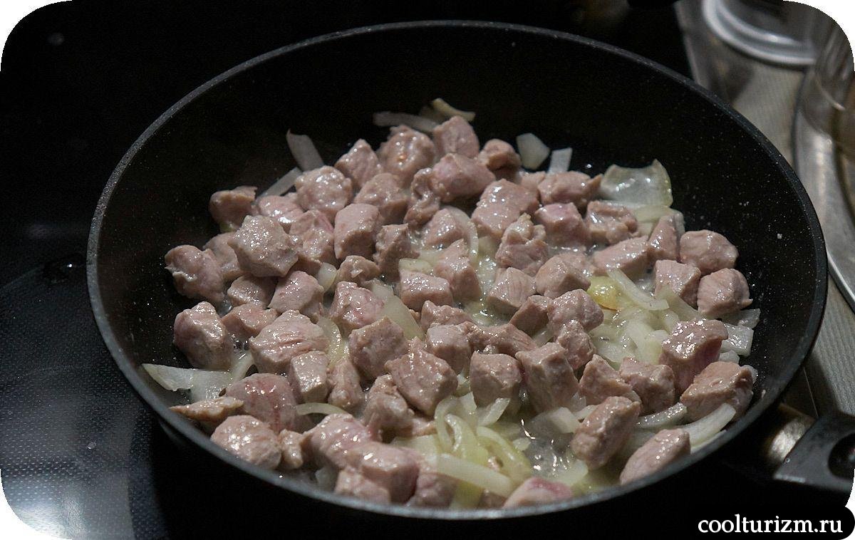 жарка лопатки с луком