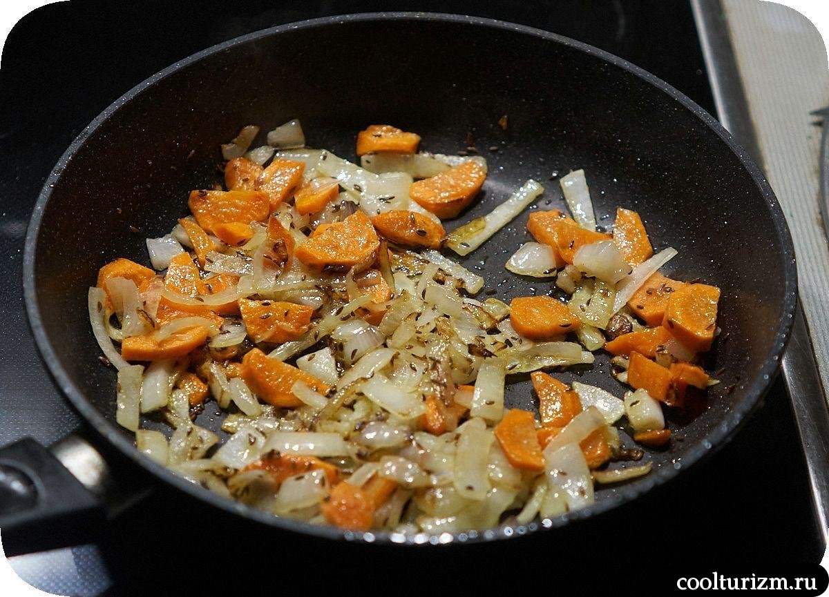 жарка моркови с луком и тмином