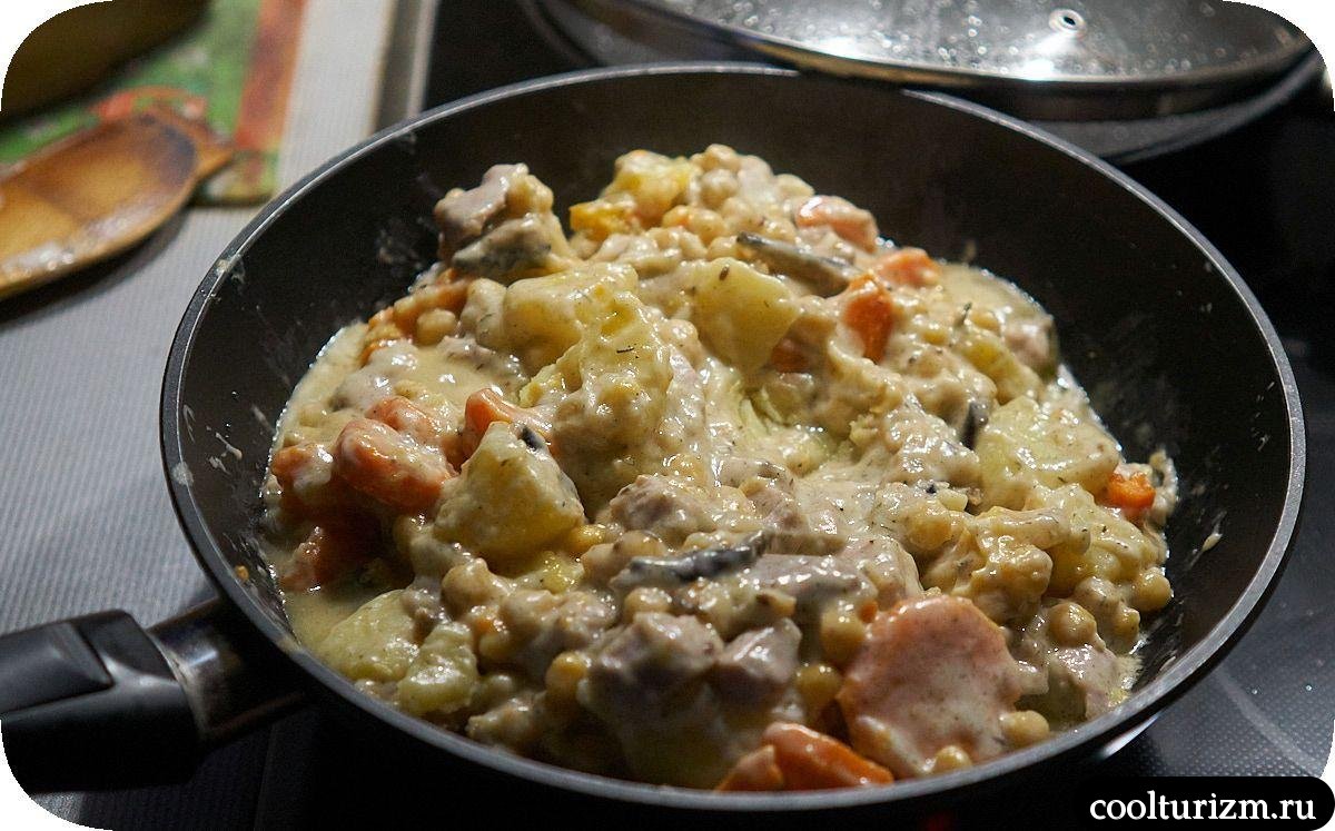 Нут с мясом и картофелем в сметане на сковороде