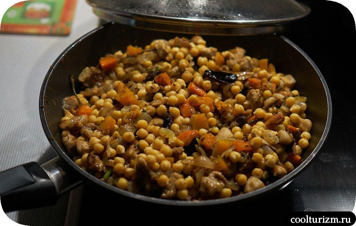 Нут с корейкой и черносливом на сковороде