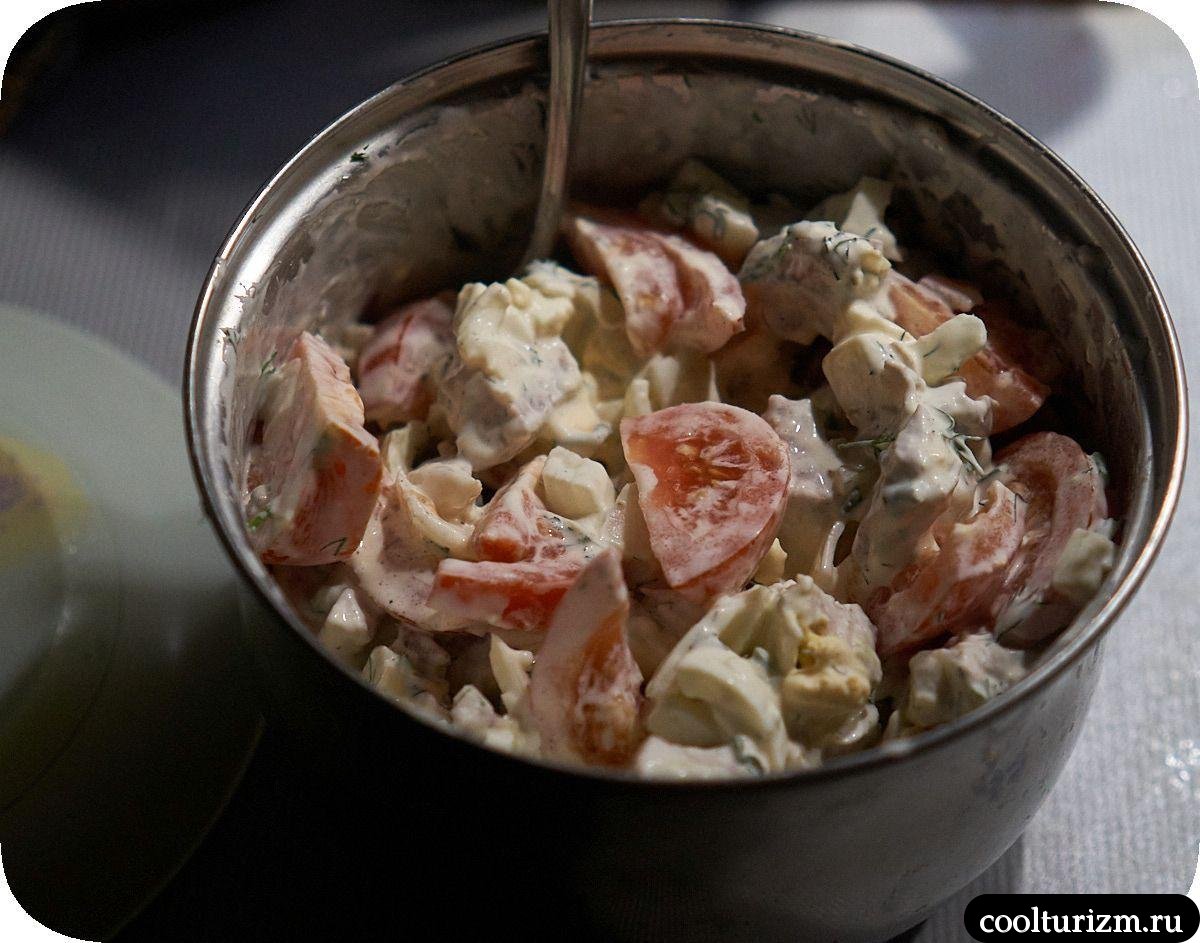 Майонезный Салат с варёным мясом и свежими помидорами