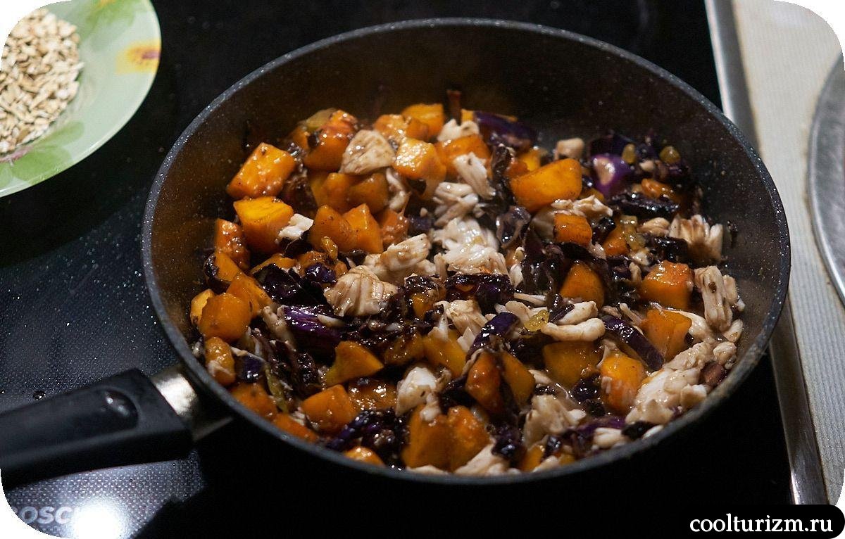 Щечки трески с жареной овсянкой и тыквой на сковороде