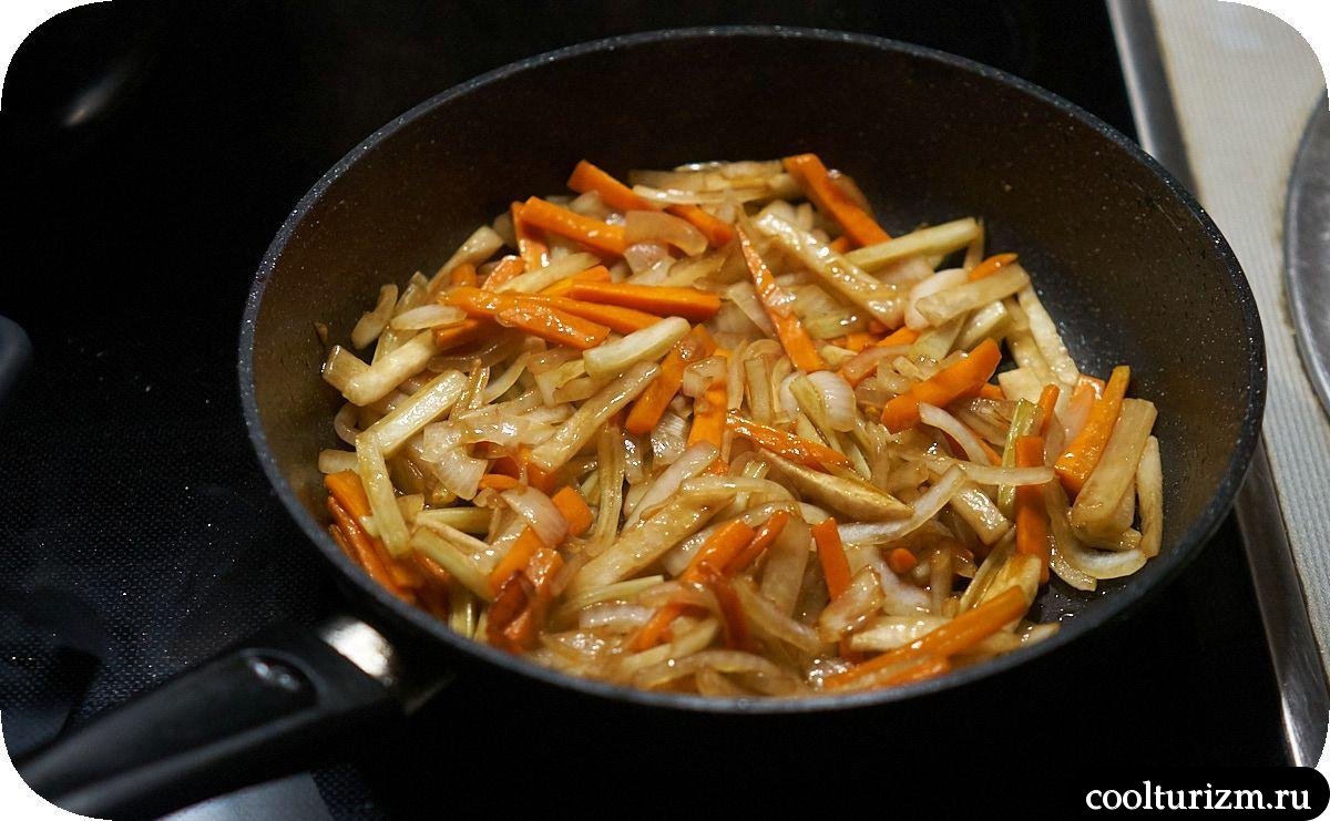 Удон с кальмарами и овощами на сковороде