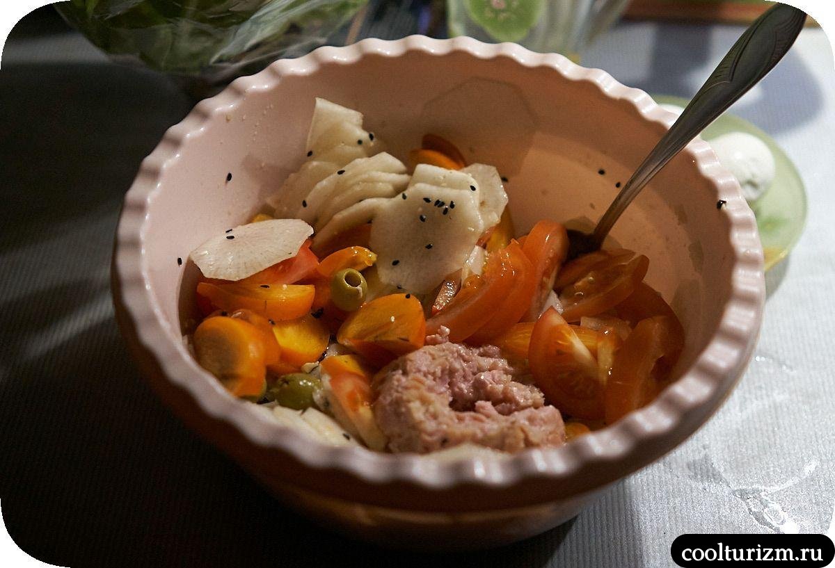 Салат с дайконом и тунцом с помидорами