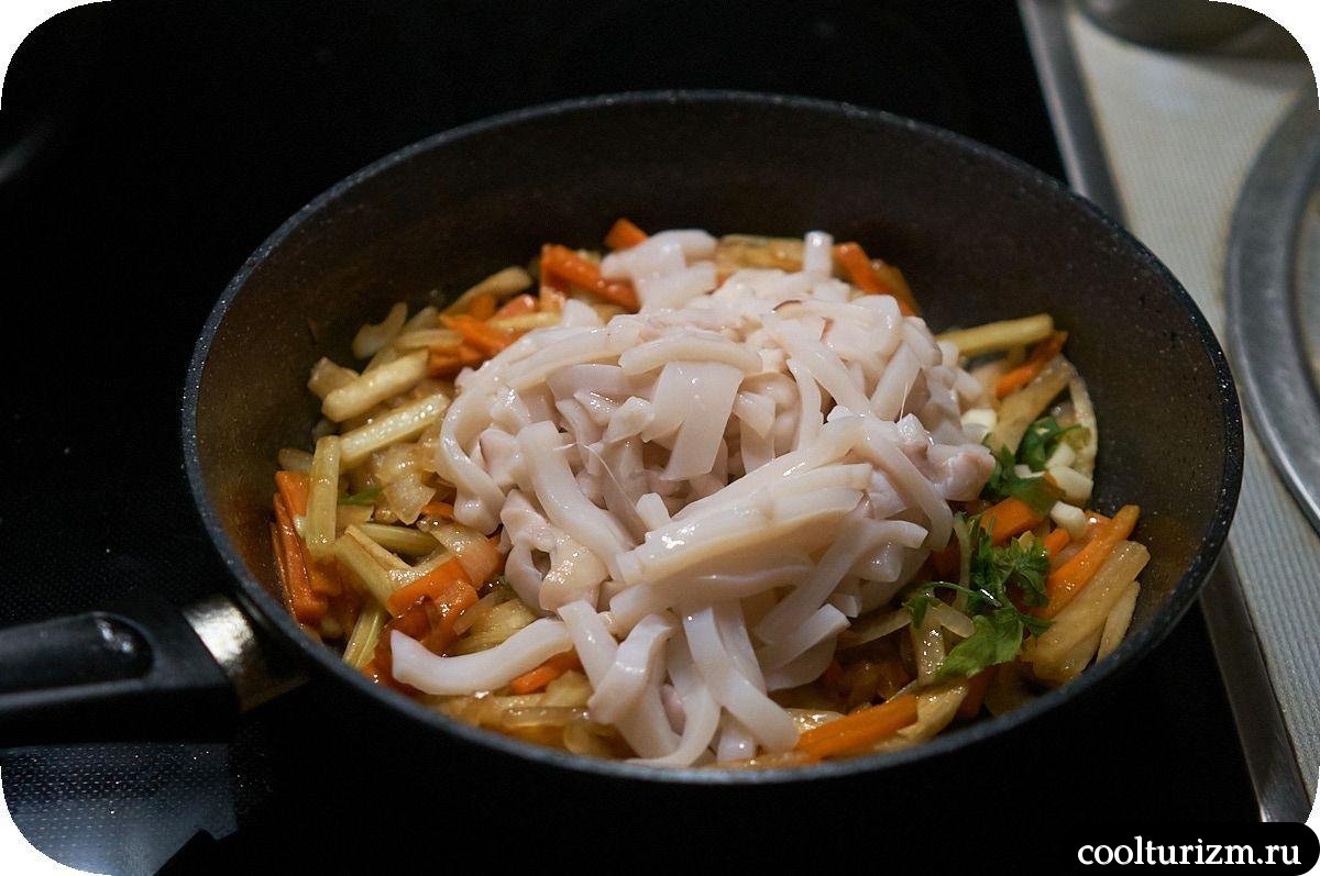 Удон с кальмарами и овощами как готовить
