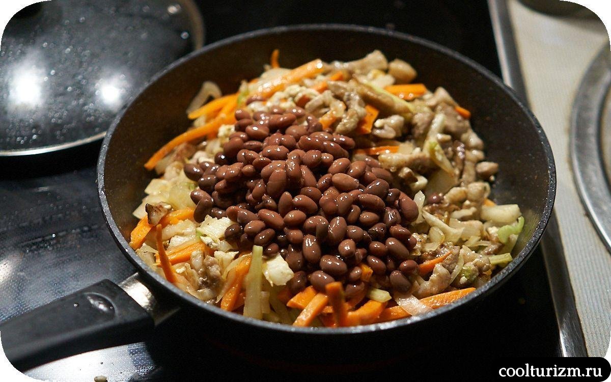 Мясо с овощами и фасолью в лепешке