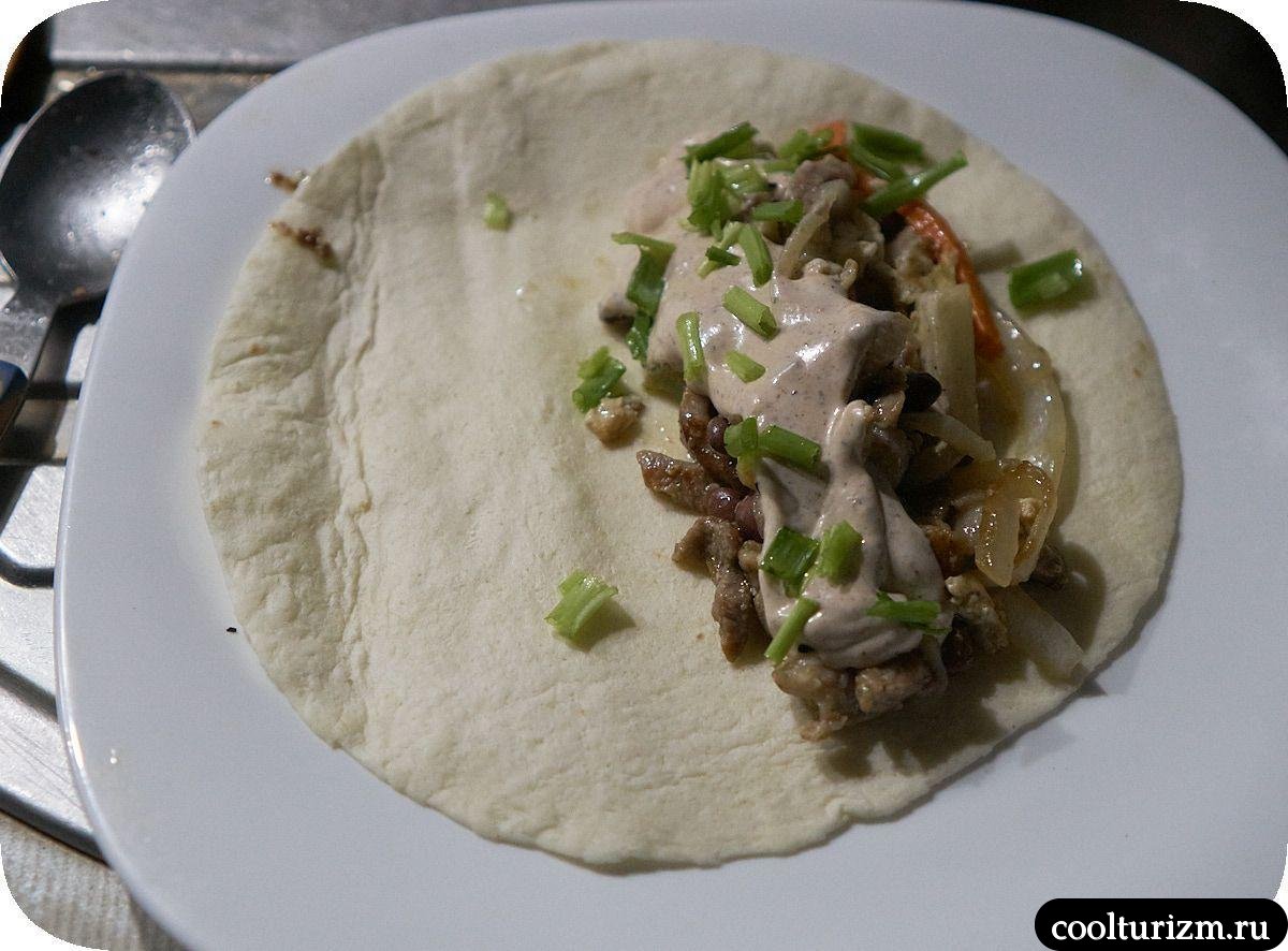 Мясо с овощами и фасолью в лепешке на сковороде