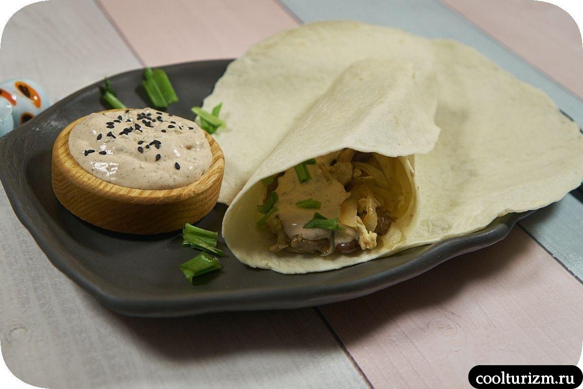Мясо с овощами и фасолью в лепешке