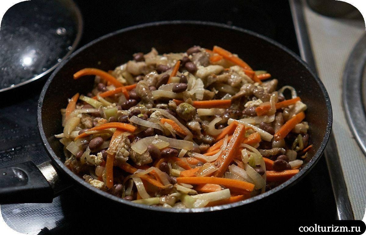 Мясо с овощами и фасолью в лепешке как готовить